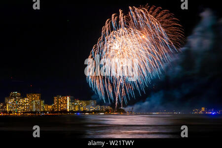 Honolulu, HI, USA. 4. Juli 2019. Am 4.Juli Feuerwerk im Ala Moana Beach Park in Honolulu, HI am 4. Juli 2019. Credit: Erik Kabik Fotografie/Medien Punch/Alamy leben Nachrichten Stockfoto