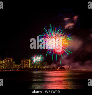 Honolulu, HI, USA. 4. Juli 2019. Am 4.Juli Feuerwerk im Ala Moana Beach Park in Honolulu, HI am 4. Juli 2019. Credit: Erik Kabik Fotografie/Medien Punch/Alamy leben Nachrichten Stockfoto