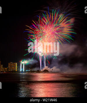 Honolulu, HI, USA. 4. Juli 2019. Am 4.Juli Feuerwerk im Ala Moana Beach Park in Honolulu, HI am 4. Juli 2019. Credit: Erik Kabik Fotografie/Medien Punch/Alamy leben Nachrichten Stockfoto