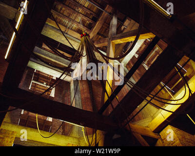 Glockenturm im Innenbereich im alten Dorf Glockenturm, Holzbalken, Treppe, Glocken in Niederlande Stockfoto