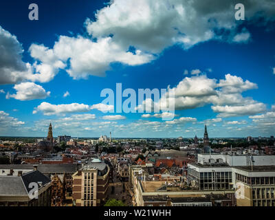 Blick über den historischen Teil der Stadt Groningen unter blauem Himmel mit Wolken, Niederlande Stockfoto