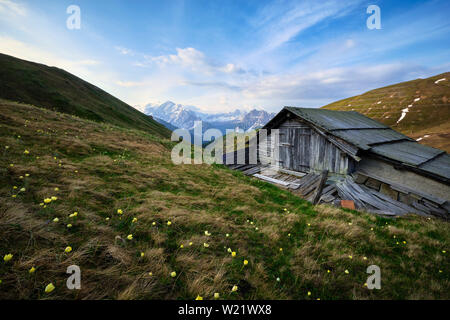 Alte Hütte in den Dolomiten wiesen (Italien). Stockfoto