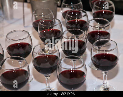 Wein in die Gläser Stockfoto