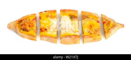 Traditionelle Tortilla Pide mit Fleisch und Ei. Auf weissem Hintergrund. Stockfoto