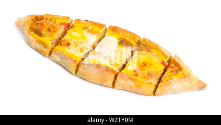 Traditionelle Tortilla Pide mit Fleisch und Ei. Auf weissem Hintergrund. Stockfoto