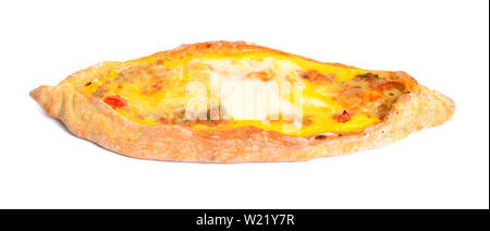 Traditionelle Tortilla Pide mit Fleisch und Ei. Auf weissem Hintergrund. Stockfoto