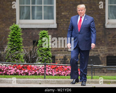 Der britische Premierminister Theresa May begrüßt der Präsident der Vereinigten Staaten, Donald Trump, in der Downing Street bei seinem Staatsbesuch in Großbritannien. Mit: Donald Trump Wo: London, Großbritannien Wann: 04 Jun 2019 Credit: Wheatley/WANN Stockfoto