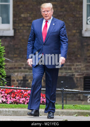 Der britische Premierminister Theresa May begrüßt der Präsident der Vereinigten Staaten, Donald Trump, in der Downing Street bei seinem Staatsbesuch in Großbritannien. Mit: Donald Trump Wo: London, Großbritannien Wann: 04 Jun 2019 Credit: Wheatley/WANN Stockfoto