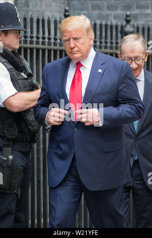 Der britische Premierminister Theresa May begrüßt der Präsident der Vereinigten Staaten, Donald Trump, in der Downing Street bei seinem Staatsbesuch in Großbritannien. Mit: Donald Trump Wo: London, Großbritannien Wann: 04 Jun 2019 Credit: Wheatley/WANN Stockfoto