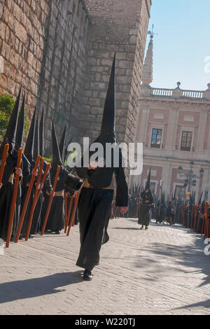 Brüder Nazarener der Karwoche in Sevilla Stockfoto