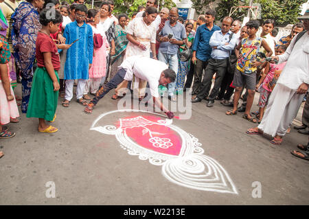 Ratha Jatra, auch bezeichnet als rathayatra oder Wagen Festival ist öffentliche Prozession in einem Wagen. Der Begriff bezieht sich vor allem auf der jährlichen Rathajatra in Odisha, Jharkhand, West Bengalen und anderen indischen Staaten, insbesondere der Odia Festival, dass eine öffentliche Prozession verbunden mit einem Wagen mit Gottheiten Jagannath (Vishnu Avatar), Balabhadra (sein Bruder), Subhadra (seine Schwester) und Sudarshana Chakra (seine Waffe) auf einem ratha, eine hölzerne deula-förmige Wagen. Es lockt über eine Million hinduistische Pilger, die jedes Jahr die Prozession. (Foto durch Amlan Biswas/Pacific Press) Stockfoto