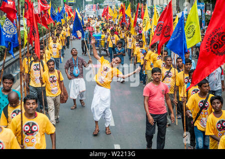 Ratha Jatra, auch bezeichnet als rathayatra oder Wagen Festival ist öffentliche Prozession in einem Wagen. Der Begriff bezieht sich vor allem auf der jährlichen Rathajatra in Odisha, Jharkhand, West Bengalen und anderen indischen Staaten, insbesondere der Odia Festival, dass eine öffentliche Prozession verbunden mit einem Wagen mit Gottheiten Jagannath (Vishnu Avatar), Balabhadra (sein Bruder), Subhadra (seine Schwester) und Sudarshana Chakra (seine Waffe) auf einem ratha, eine hölzerne deula-förmige Wagen. Es lockt über eine Million hinduistische Pilger, die jedes Jahr die Prozession. (Foto durch Amlan Biswas/Pacific Press) Stockfoto