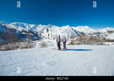 Panoramablick auf die Landschaft, Blick auf das Tal mit Skifahrer eine Skipiste piste im Winter Alpine Mountain Resort Stockfoto