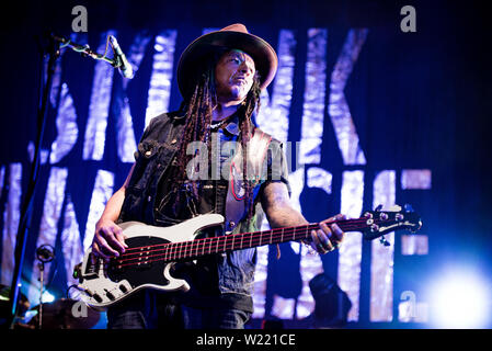 Cass Lewis, Bassist der britischen Band Skunk Anansie, die live auf der Bühne für das 25 Band Karriere Jubiläumstour in Stupinigi Stockfoto