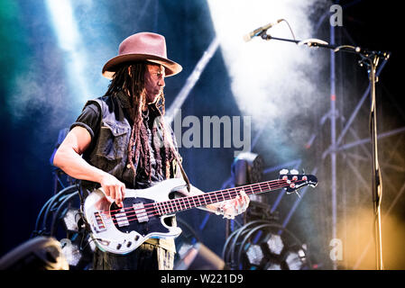 Cass Lewis, Bassist der britischen Band Skunk Anansie, die live auf der Bühne für das 25 Band Karriere Jubiläumstour in Stupinigi Stockfoto