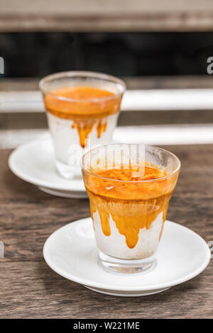 Signatur Kaffeegetränke mit kalten Sahne und heißen Espresso Stockfoto