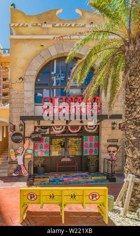 Netten Straße Kunst Malerei auf einer Bank in der Okinawa Markt shop Mall der amerikanischen Dorf Chatan Stadt, wo die Verzerrung am Meer, Eiche Art und Weise und D Stockfoto