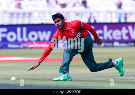 London, Großbritannien. 05. Juli, 2019. LONDON, England. Juli 05: Mehidy Hasan Miraz von Bangladesch während der ICC Cricket World Cup zwischen Pakinstan und Bangladesch am Boden des Herrn am 05. Juli 2019 in London, England. Credit: Aktion Foto Sport/Alamy leben Nachrichten Stockfoto