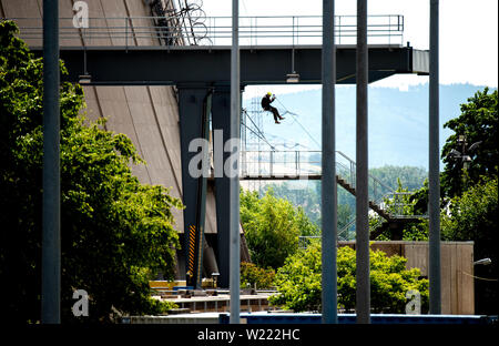 Emmerthal, Deutschland. 05. Juli, 2019. Ein Polizist Seile nach unten einen Kühlturm des Kernkraftwerks Grohnde. Die spezielle Betriebe Befehle (SEK) der Polizei Niedersachsen und Nordrhein-Westfalen zug Höhe Intervention zu Protestaktionen im Atomkraftwerk. Credit: Hauke-Christian Dittrich/dpa/Alamy leben Nachrichten Stockfoto