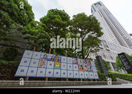 Tokio, Japan. 05 Juni, 2019. Eine Plakatwand mit Postern Kandidaten für den 21. Juli Bundesrat Wahl ist außerhalb des Tokyo Metropolitan Government Gebäude. Die Kampagnen für das obere Haus Wahl offiziell weg am Donnerstag, 04. Juli und am 21. Juli statt. Credit: Rodrigo Reyes Marin/LBA/Alamy leben Nachrichten Stockfoto