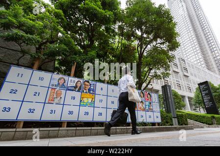 Tokio, Japan. 05 Juni, 2019. Ein Mann der Vergangenheit eine Plakatwand mit Postern Kandidaten für den 21. Juli Bundesrat Wahl errichtet. Die Kampagnen für das obere Haus Wahl offiziell weg am Donnerstag, 04. Juli und am 21. Juli statt. Credit: Rodrigo Reyes Marin/LBA/Alamy leben Nachrichten Stockfoto