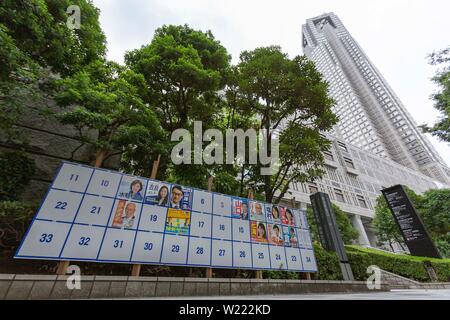 Tokio, Japan. 05 Juni, 2019. Eine Plakatwand mit Postern Kandidaten für den 21. Juli Bundesrat Wahl ist außerhalb des Tokyo Metropolitan Government Gebäude. Die Kampagnen für das obere Haus Wahl offiziell weg am Donnerstag, 04. Juli und am 21. Juli statt. Credit: Rodrigo Reyes Marin/LBA/Alamy leben Nachrichten Stockfoto