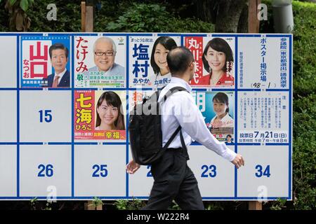 Tokio, Japan. 05. Juli, 2019. Ein Mann der Vergangenheit eine Plakatwand mit Postern Kandidaten für den 21. Juli Bundesrat Wahl errichtet. Die Kampagnen für das obere Haus Wahl offiziell weg am Donnerstag, 04. Juli und am 21. Juli statt. Credit: Rodrigo Reyes Marin/LBA/Alamy leben Nachrichten Stockfoto