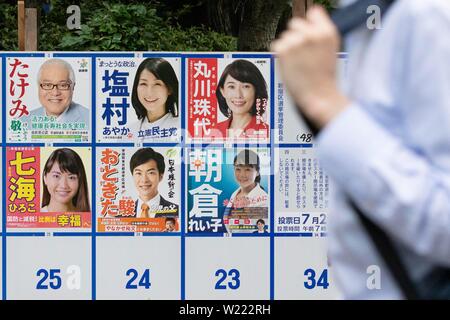 Tokio, Japan. 05. Juli, 2019. Ein Mann der Vergangenheit eine Plakatwand mit Postern Kandidaten für den 21. Juli Bundesrat Wahl errichtet. Die Kampagnen für das obere Haus Wahl offiziell weg am Donnerstag, 04. Juli und am 21. Juli statt. Credit: Rodrigo Reyes Marin/LBA/Alamy leben Nachrichten Stockfoto