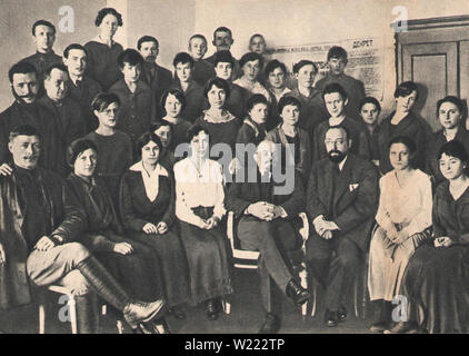 Lenin, W. I. in der Gruppe von Mitarbeitern des Sekretariats des Rates der Volkskommissare im Kreml Stockfoto
