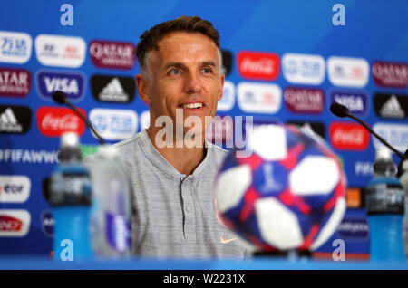 England's Frauen Manager Phil Neville während einer Pressekonferenz im Stade de Nice. Stockfoto