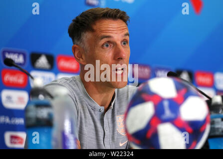 England's Frauen Manager Phil Neville während einer Pressekonferenz im Stade de Nice. Stockfoto