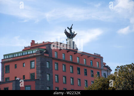 Las Palmas, Gran Canaria, Spanien - 31. Dezember 2017. Interessantes Gebäude mit einer Statue auf dem Dach in Las Palmas Stadt Stockfoto