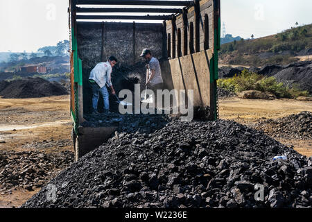 Männer Kohle sind bei einem illegal abgebauten Kohle laden Website in Khasi Hills Schaufeln, Meghalaya, Nordosten Indiens Stockfoto
