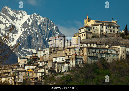 Abruzzen, farindola Dorf im Winter Stockfoto