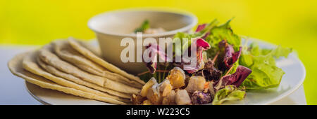 Hummus mit tortillas auf einem weißen Tisch BANNER, LANGE FORMAT Stockfoto