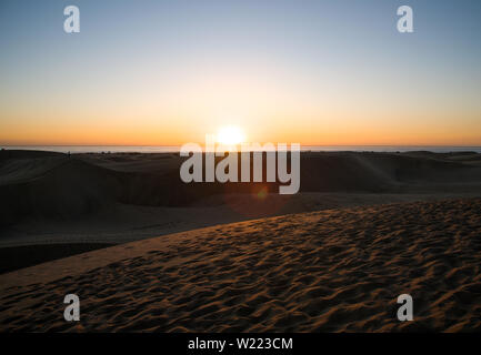 Sonnenaufgang in den Dünen von Maspalomas, Kanarische Inseln, am frühen Morgen, Stockfoto