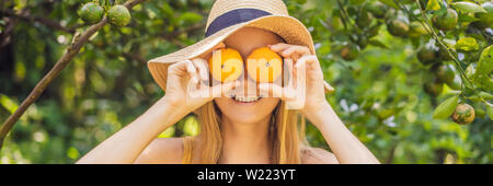BANNER, LANGE FORMAT Portrait von attraktiven Bauer Frau Ernte Orange in Organic Farm, fröhliches Mädchen im Glück Emotionen beim Ernten Orangen Stockfoto