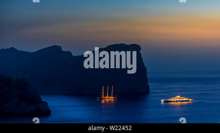 Zwei Megayachten leuchtet y an der Nordküste von Mallorca, Spanien verankert, unter einem blauen Nacht Formentor, Mallorca, Balearen, Spanien am 4. Juli 2019 Stockfoto