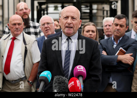 Edward Barnard, dessen Bruder Patrick durch die Glenanne Gang ermordet wurde, spricht mit den Medien außerhalb des Belfaster Gericht Beschwerde ein Urteil in einem Fall, in dem es um die polizeiliche Untersuchung der loyalistischen Gleanne Bande. Stockfoto