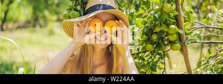 BANNER, LANGE FORMAT Portrait von attraktiven Bauer Frau Ernte Orange in Organic Farm, fröhliches Mädchen im Glück Emotionen beim Ernten Orangen Stockfoto