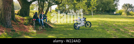 Paar ausruhen von einem Motorrad Reise Stockfoto