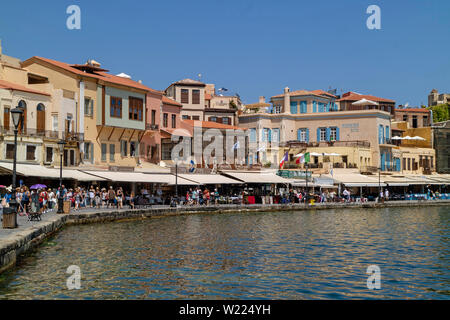 Chania, Kreta, Griechenland. Juni 2019. Die besetzt Essen und Shopping Bereich um den venezianischen Hafen von Chania, Kreta Stockfoto