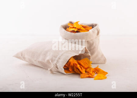 Mango Chips in einem Textil Taschen und Stücke dieser Früchte auf einem Tisch Stockfoto