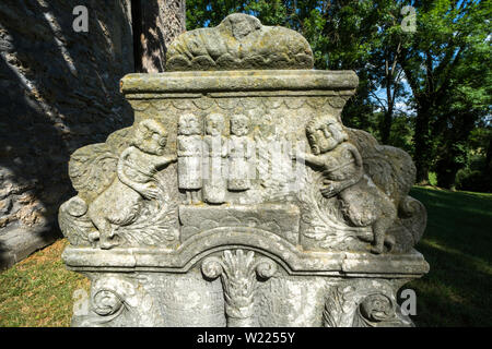 Details eines alten Grabstein, der ehemalige evangelische Pfarrkirche von Abterode, Werra-Meißner-Kreis, Hessen, Deutschland, Europa Stockfoto