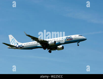 Flybe Embraer ERJ-195 LR Landung am Flughafen Birmingham, UK (G-FBEK) Stockfoto