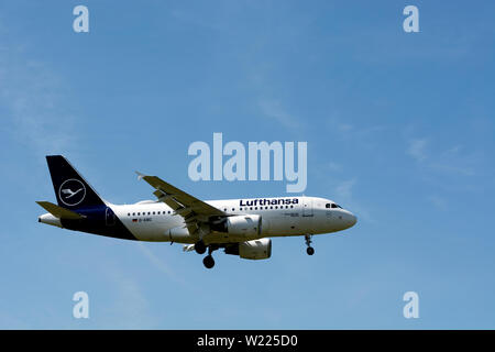 Lufthansa Airbus A319-100 der Landung am Flughafen von Birmingham, UK (D-AIBC) Stockfoto