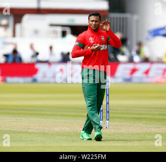 London, Großbritannien. 05. Juli, 2019. LONDON, England. Juli 05: Shakib Al Hasan von Bangladesch während der ICC Cricket World Cup zwischen Pakinstan und Bangladesch am Boden des Herrn am 05. Juli 2019 in London, England. Credit: Aktion Foto Sport/Alamy leben Nachrichten Stockfoto