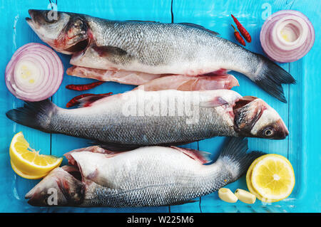 Raw Zander den ganzen Fisch mit Gemüse Stockfoto