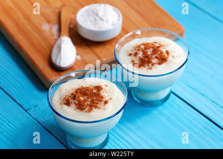 Hausgemachte türkische Vanillepudding mit Zimt, Türkische muhallebi auf hölzernen Hintergrund Stockfoto
