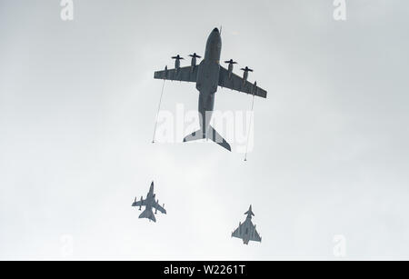 Wunstorf/Steinhude, Niedersachsen, Deutschland. 5. Juli 2019. Ein Airbus A400M-Transportflugzeuge (o) vor einem Panavia 200 (PA-200) Tornado Kampfjet (l) und Eurofighter Typhoon Mehrzweck- Kampfflugzeuge (r) über Wunstorf Air Base fliegt. Die Transportflugzeuge in Wunstorf Air Base stationiert sind aus Jordanien verwendet werden Kampfflugzeuge im Kampf gegen die islamischen Staat zu tanken (IST). Foto: Christophe Kirschtorte/dpa Quelle: dpa Picture alliance/Alamy leben Nachrichten Stockfoto